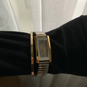 Klocka  - Jättefin klocka i både silver och guld så passar till alla smycken😁  köparen står för fraktkostnaden! 