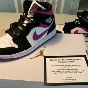 Intressekoll Air Jordan 1 Mids Magenta - Kollar ifall någon är intresserad av mina jordans, jätte fint skick och använder inte för att det är inte riktigt min stil. Har storlek 39 och dessa är UK8/EU 40. Passar utmärkt. Är du intresserad skriv bud i kommentarerna, nypris 3500kr