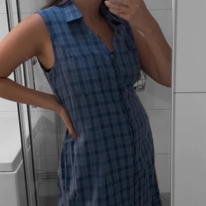 Blå klänning - Blå klänning rutigt mönster med snöre där bak🦋 felfri