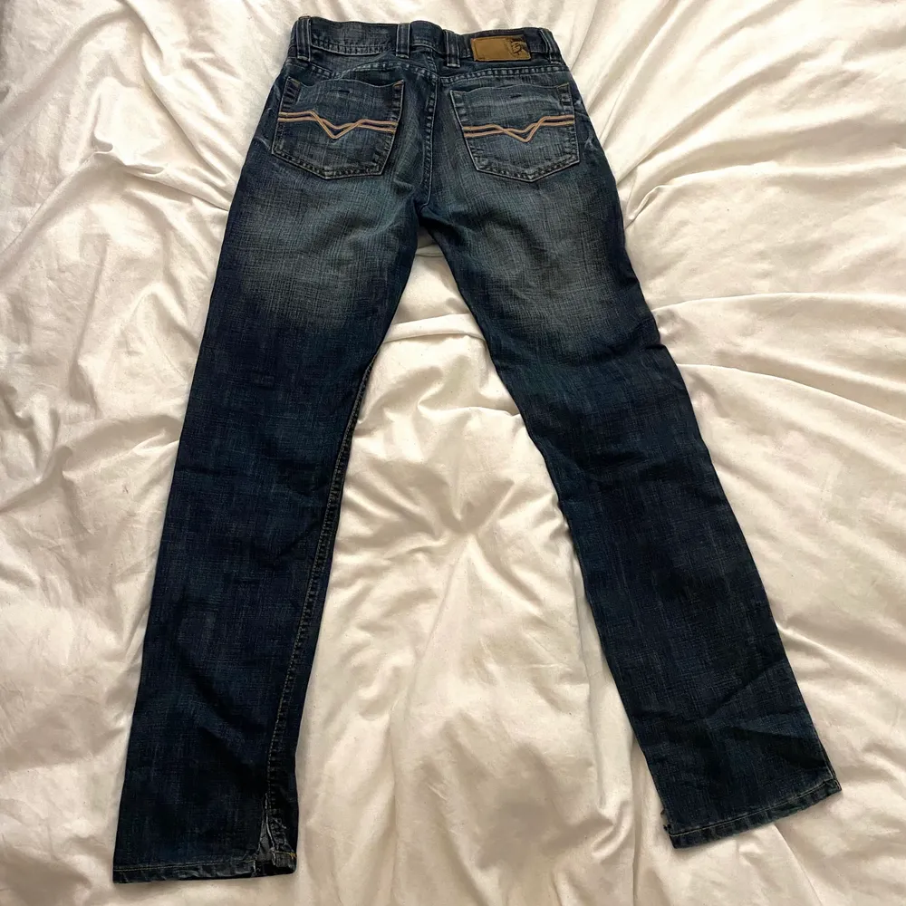 As najsa lågmidjade Diesel jeans, går hela vägen ner över fötterna på min vän som är 180cm!!                                  tänk på att de är lågmidjade så mät midjemåttet under naveln typ.  Hjälper en vän att sälja.                        Midjemått: 78/79cm ish                                                                         Innerbenslängd: 79cm                                                                   Yttrebenslängd: 107cm. Jeans & Byxor.