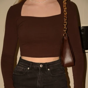 Brun topp 🤎 - Oanvänd snygg topp i nyskick!🤎 Härligt och lent material med en trendig färg⚡️ Ursäktar för bristen på bilder, det går att fråga efter fler i chatten så ska jag försöka fixa🙃 Bara till att skriva vid fler frågor!💖