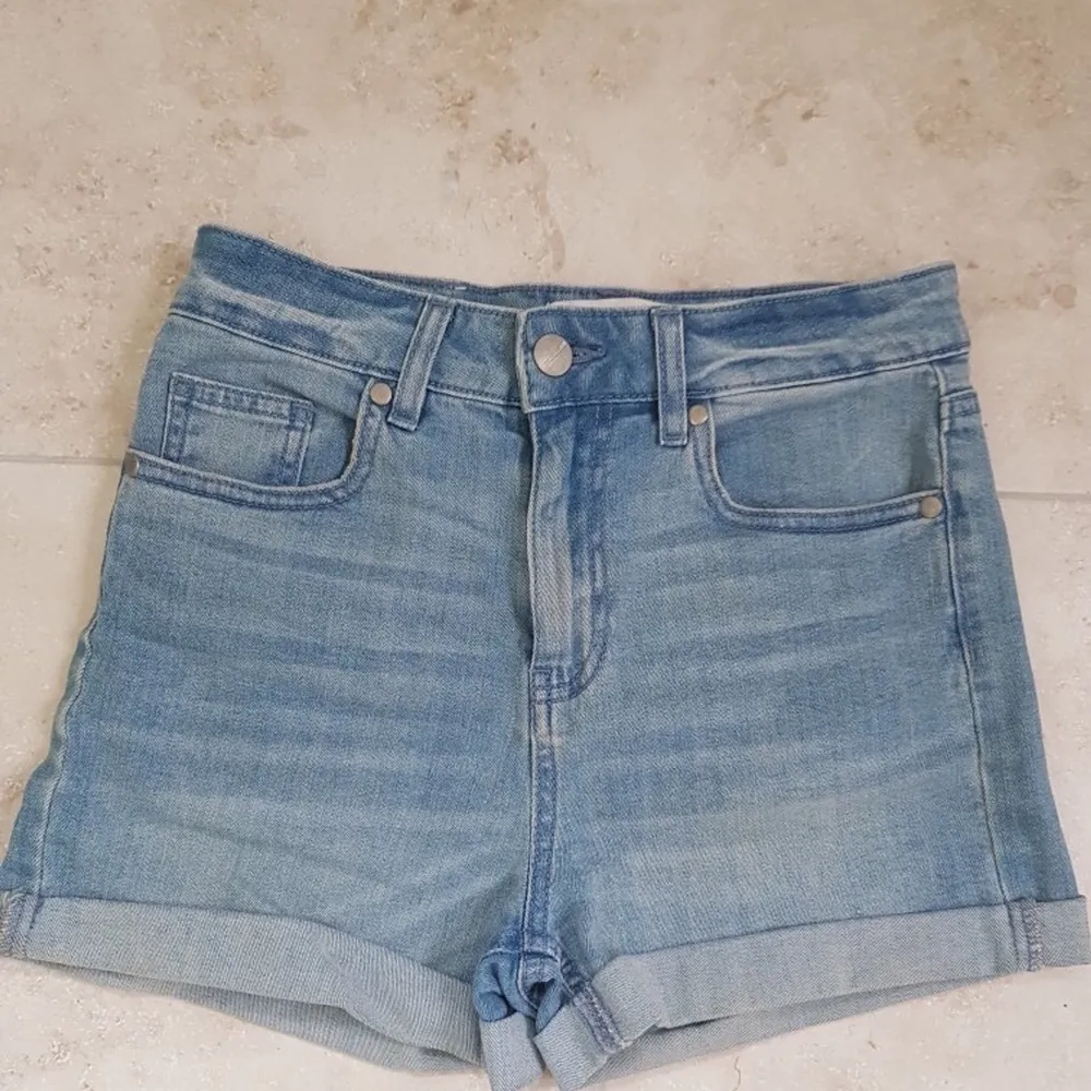Väldigt fina ljusblåa jeansshorts med silverknappar. Sitter underbart. Kontakta mig vid intresse eller frågor :) . Shorts.