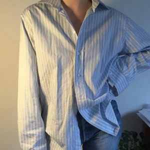 Blå/vitrandig skjorta - Superhärlig herrskjorta i vit och blå. Den är oversized på mig som är en storlek S. Köpare betalar frakt. Kan även mötas upp i Malmö.