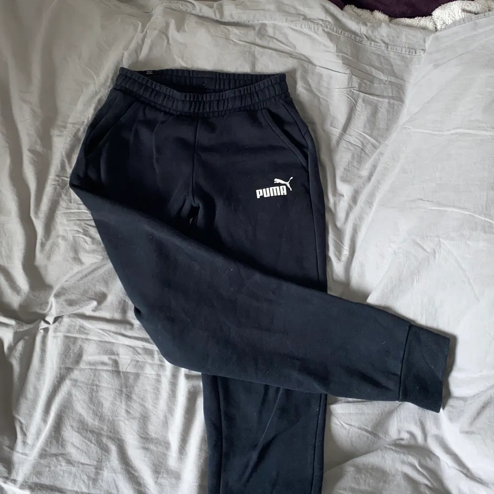 Svarta supersköna mjukisbyxor från Puma, använda några gånger men i nyskick, alltså inga hål, missfärgningar osv🥰 150kr+frakt💕. Farkut & Housut.