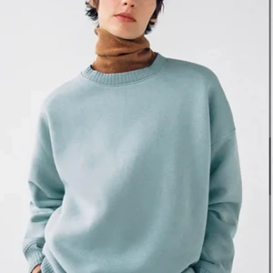 Zara tröja  - Säljer denna fina sweatshirten från zara i storlek S💕 köpte den 2 månader sen men den var för stor för mig därav är den oanvänd!! Köptes för 200 men säljer för 100💕 om fler är intresserad blir det budgivning! 