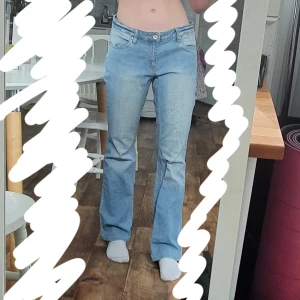 Lågmidjade JSFN True Denim jeans - Skitnsygga lågmidjade JSFN True Denim jeans som har varit min mammas gamla men sol tyvärr är för stora för mig! De är i superbra kvallitet❤ Storlek; 30/32 men skulle säga att de är mindre då jag är en Storlek 24 i midjan och dessa bara är något förstora. BUDGIVNING OM FLERA ÄR INTRESSERADE 