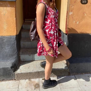 Söt röd klänning - Säljer denna supersöta klänningen med en slits💕 frakt: 66kr