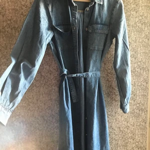 Jeanskappa/ klänning - St 38 men passar 36-40 helt ny. Ord pris 399kr