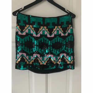 Supercool unik kort kjol med paljetter grön rosa guld svart strl S - Supercool unik kort kjol med paljetter grön rosa guld svart strl S från Divided / H&M. Använd en gång 💚 Jag lägger upp nytt då och då, Följ mig gärna för kommande annonser 