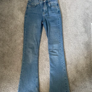 Jeans  - Detta var min favoritjeans ett tag tills jag växte ur dom fort😩😩 dom är supersköna och är i storleken S (bootcut)
