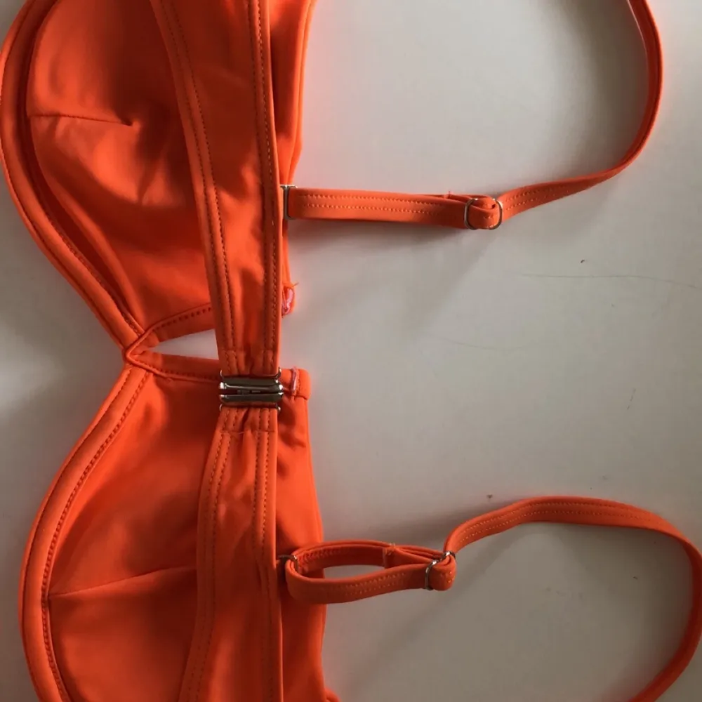 superfin orange bikini från shein💕 helt oanvänd och plastskyddet är kvar, storlek L! sitter bra på mig som ofta är M. Övrigt.