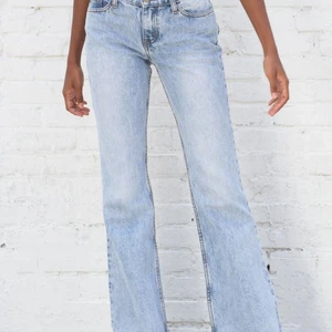 Låg midjade Brandy melville jeans - Ett par jättesnygga lågmidjade jeans från brandy melville! Har nästan aldrig använt dom❤️ frakt ingår ej. Köp direkt för 300kr