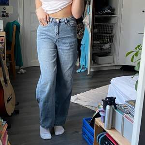 Ljus jeans. Vida ben och perfekt längd för mig som är 163cm. Köparen står för frakten☺️