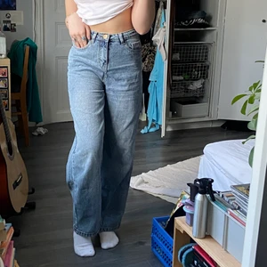 Jeans - Ljus jeans. Vida ben och perfekt längd för mig som är 163cm. Köparen står för frakten☺️