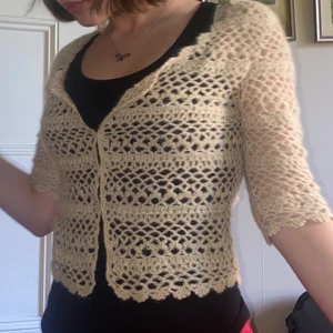 Supersöt vit kofta - Asgullig kofta som jag köpte på Emmaus för ett tag sedan, den har tyvärr inte kommit till användning då jag har likande och då den är lite trång för mig, härliga cottagecore vibbar och perfekt till våren !! Står storlek M men den är nog mer en liten S