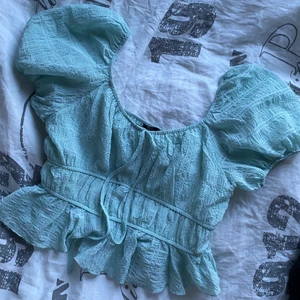 Blus - Söt blus som aldrig är använd💕💕 Storlek M men sitter mer som en S (färgen på blusen är mer som på första bilden alltså turkos)