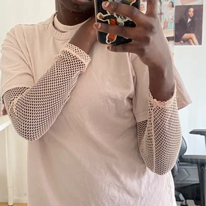 Ljusrosa / beige mesh fishnet tröja - Bra skick. Säljer på grund av att den inte används längre. Perfekt till layering!