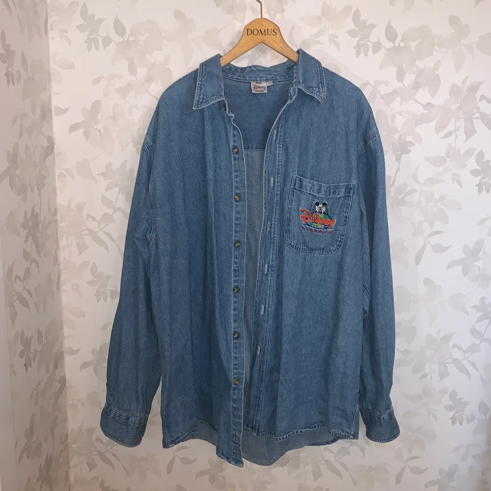 Jättehärlig jeansskjorta från the Diskey store. Jag skulle gissa att den från början är köpt på 80- eller 90- talet 🌻. Skjortor.