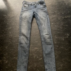 Ett par  låg midjan vintage jeans i storleken xs - Här har vi ett par lågmidjade jeans från secondhand butik. Sitter sjukt bra, tajt och lågmidjade.