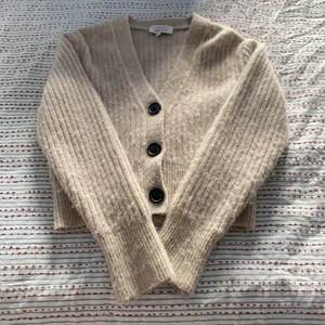 Mysig kofta från & other stories - Supermysig kofta från & other stories, använt fåtal gånger men säljer för att den ej kommer till användning😍✨