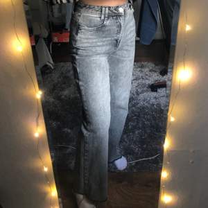 Gråa jeans från zara i storlek 36!