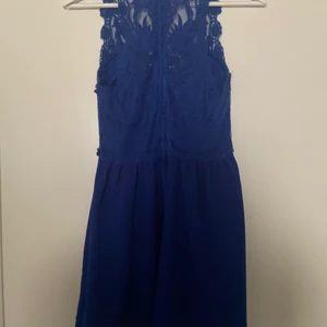 Klänning  - Klänningen köpte från H&M, använd fåtal gånger . Storlek S