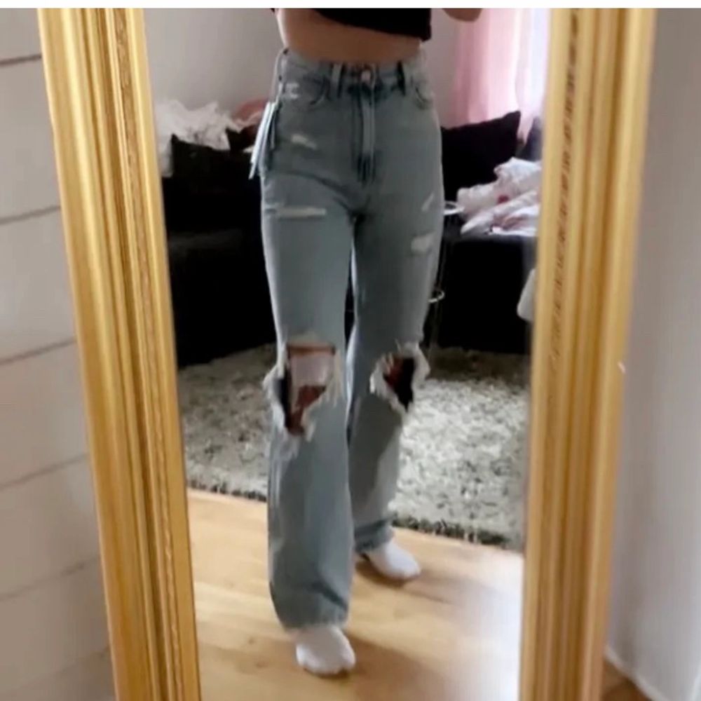 Säljer dessa som jag köpte i vintras! Skit snygga och i jätte fint skick. Använt bara några gånger sedan jag köpte jeansen!💞🥰 skit snygga och passar mig som har storlek xs, 32! Köparen står för frakten! Buda helst i kommentarerna men det går bra om man vill buda privat istället!💞🥰 budet ligger på: 320 plus frakt🥰 Innerbens längden är 73 cm. Runt midjan är det 70cm. budgivningen slutar på TORSDAG denna veckan🥰. Jeans & Byxor.