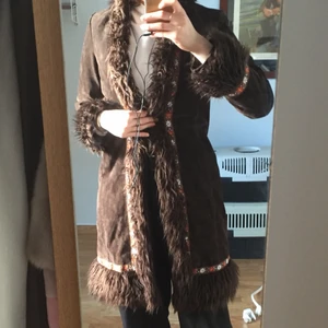 Straight outta Woodstock  - En helt galen jacka som jag va tvungen att köpa bra för att den va så fet, men jag har aldrig haft den på mig för att sen kom jag på att det är inte alls min stil. Jag gör såhär hela tiden , iaf den är i mocka och bra skick. Säkert vintage från 60-70 och den va dyr. Kom med ett prisförslag om du är intresserad 