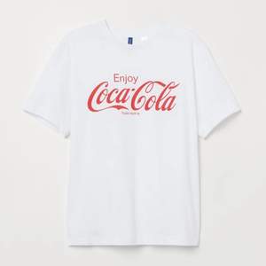 En oanvänd Vit Coca-Cola tröja!🥰 Säljes för 30kr+frakt!💞(Obs bilderna är lånade, kom provat för egna bilder☺️)