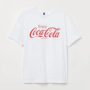 Coca-Cola t-shirt - En oanvänd Vit Coca-Cola tröja!🥰 Säljes för 30kr+frakt!💞(Obs bilderna är lånade, kom provat för egna bilder☺️)