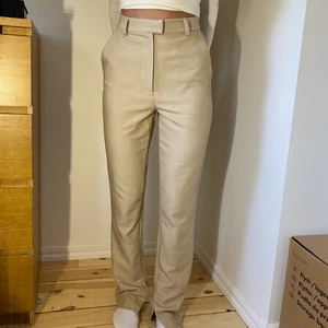 Kostymbyxor - Kostymbyxor från NAKD, beige, storlek 32 (passar även 34 vilket jag själv har), en knapp trasig men går fortfarande att stänga med hjälp av spännet som finns 