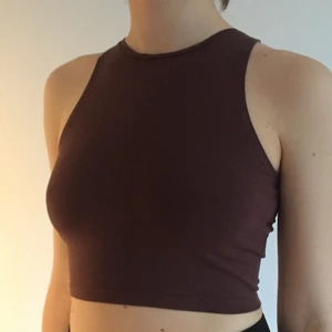 croptop rödbrun - Rödbrun croptop från Monki, köparen betalar ev. frakt men kan även mötas upp i malmö 