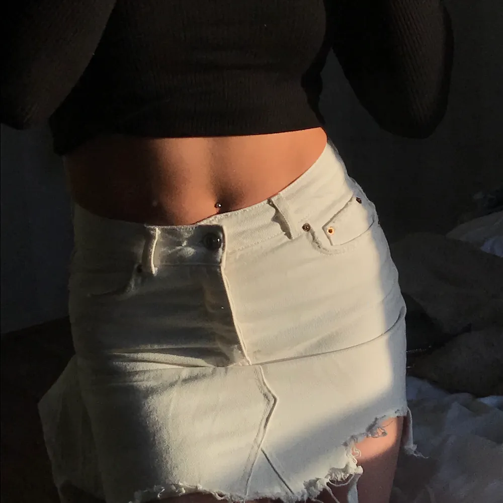 Super snygg somrig vit jeans kjol, säljer pga att den blivit för liten:( kjolen har bra kvalitet och inga märken eller liknande:) i priset ingår frakt. Kjolar.