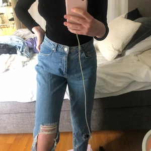 Blå jeans med hål - Håliga jeans från Gina. Köpta för många år sen. Mom jeans som är mycket fina. Säljer pga att dem är för stora för mig. Väl använda men i mycket bra skick. Frakt - 60 kr