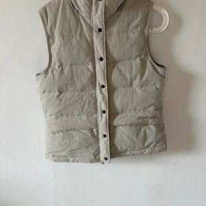 Everest väst  - Treenig snygg beige everestväst i storlek 34. Buda från 150kr vid intresse eller frågor bara att skriva FRAKT tillkommer❤️