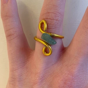 Guldig ring med grön aventurin - En jättefin guldig ring men en grön aventurin-kristall!💚💚💚