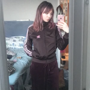 adidas kofta nyskick✨ - köptes ny för 600 kr men använder den inte ofta✨ skriv om du vill ha fler bilder💘💘 pris går alltid att diskuteras💓💓💓