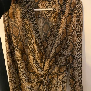 LEO-BLUS - Blus från Gina Tricot. XS, använd fåtal gånger