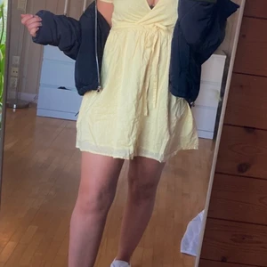 Ljusgul klänning - Från NAKD. Adrig använd. Strl 36. Bjuder på frakt ;))