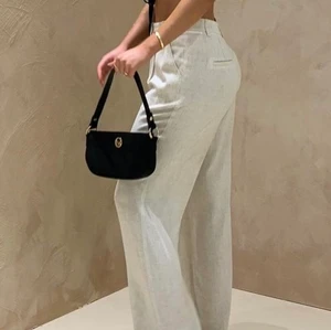 Linnebyxor  - Intressekoll på mina otroligt fina linnebyxor från Nelly i storlek 36 som tyvärr är för stora för mig (jag pendlar vanligtvis mellan 34/36, dessa sitter mer som en 38). Helt nya med lappar kvar. Slutsålda på hemsidan och kommer inte in igen🌸  (första bilden är lånad och andra är min) BUD: 480kr+frakt ELLER köp direkt för 600kr+frakt