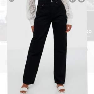 Svarta 90s high waist jeans från Gina tricot i storlek 34. Bra skick osv. Skriv för fler bilder. Säljer pga att dom blivit försmå.