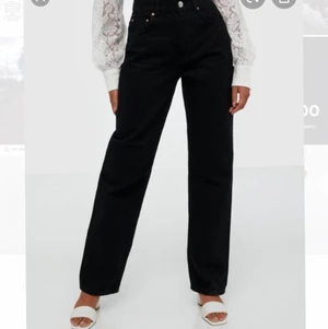 90s high waist jeans - Svarta 90s high waist jeans från Gina tricot i storlek 34. Bra skick osv. Skriv för fler bilder. Säljer pga att dom blivit försmå.