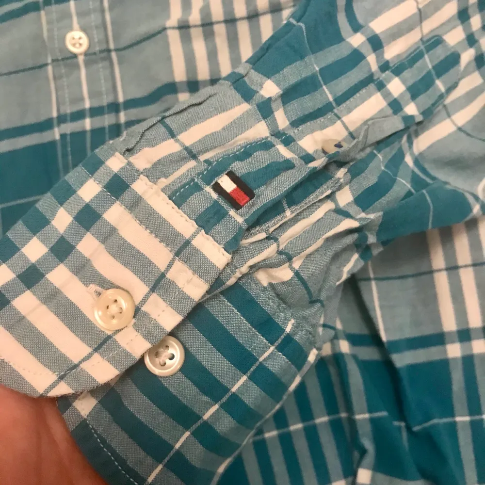 Blå/grön/turkos skjorta från Tommy Hilfiger i ”New York fit” strl M  Skjortan är sydd för en manskropp men funkar helt utmärkt för kvinnokroppar oxå!  59kr exklusive frakt   #skjorta. Skjortor.