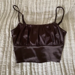 Satin topp - Superfin satintopp i mörkbrunt från hm!! Endast använd en gång för den passar inte riktigt mig så i riktigt bra skick. Storlek xs 🤎