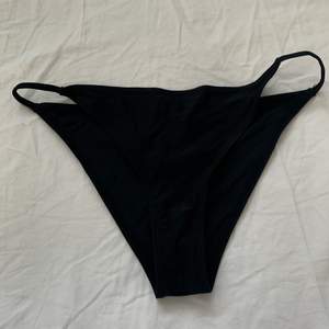Säljer denna svarta bikiniunderdel i storlek S från Nakd. Den är i fint skick och skulle även kunna passa M. 💞💞