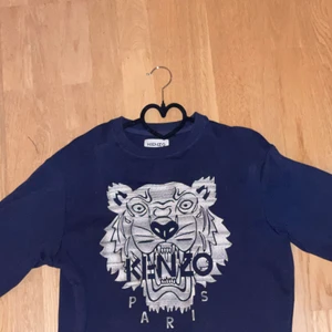 Kenzo sweatshirt mörk blå  - Säljer min mörkblåa kenzo sweatshirt i storlek xs men det är stor i storlek så passar som en S, den är i bra skick och inte använd många gånger, nypris 2100kr. Har ni frågor eller vill ha fler bilder är det bara att höra av er ☺️