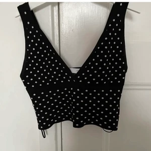 Zara linne - Super fin o trendig zara linne med prickar. Säljer eftersom den aldrig används. Ledande bud: 227kr inkl frakt