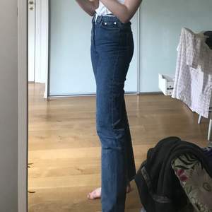 Otroligt snygga blå-wash jeans från Weekday. Modellen Voyage och storlek W25L32. De är i bra skick men använda, raka i benen. 