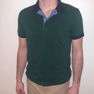 Grön skjorta  - Snygg t-shirt skjorta för män men kan användas av alla. Knappt använd 