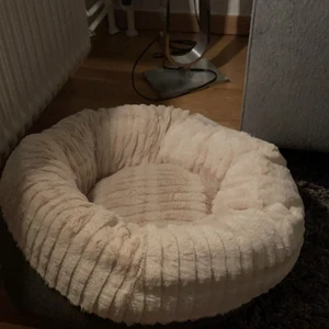 55cm - en hund/katt säng! Helt ny med lapp kvar! säljes pga används ej! Köptes för 500kr!! Köparen står för frakten 